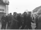 Колона карпатських січовиків марширує поблизу будівлі Головної Команди Карпатської Січі в Хусті перед відправкою на фронт. 14-15 березня 1939 р.