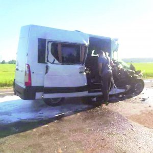 Чоловік заглядає в салон мікроавтобуса ”Рено Мастер”, в якому дитяча футбольна команда поверталась із змагань у Польщі до Сум. Дорогою потрапили в аварію. Загинув 12-річний Владислав Кушніренко