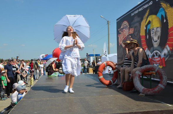 Дизайнер “Ретрофесту” Світлана Савельєва презентувала ретрокупальники на фестивалі Old Car Land. 