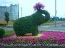 В Оболонському районі столиці встановили рослинну скульптуру мамонта