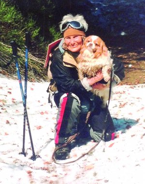 Марія Брага під час сходження на гору фотографується зі своїм псом Бонею. Його брала в походи