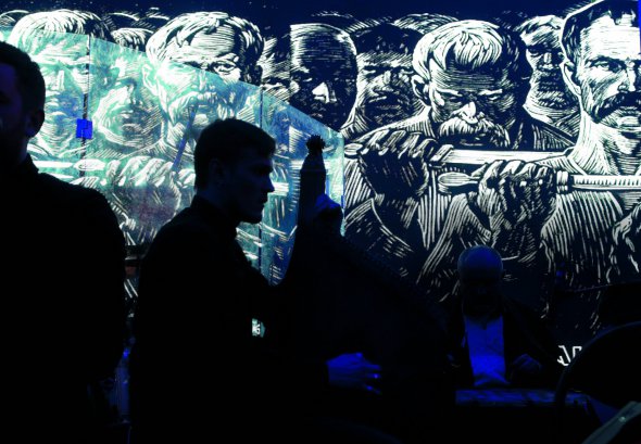 Презентація акустичної програми ”Думи про рок” гурту ”Гайдамаки” відбулася в Національному заповіднику ”Софія Київська”. Візуальним оформленням сцени займалася художниця Олена Авраменко