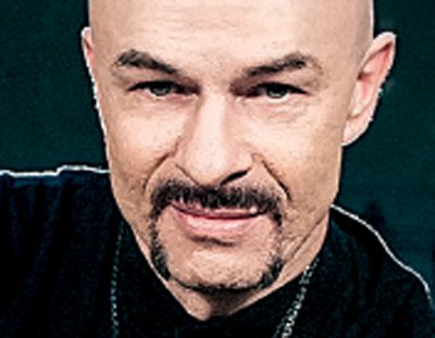 Олександр ЯРМОЛА, 52 роки, музикант. Народився 8 квітня 1966-го в місті Чорнобиль на Київщині. Батьки Тетяна Михайлівна та Юрій Михайлович – фізики-ядерники. Сім’я отримала квартиру в столичному районі Академмістечко. Тут жили працівники науково-дослідних інститутів, Академії наук. Закінчив Київський інженерно-будівельний інститут, музичне училище й Національну музичну академію ім. Петра Чайковського по класу вокалу. Із 1986-го по 1989 рік був лідером київського хеві-метал гурту Jaguar. 1991-го став баритоном у Національному академічному народному хорі імені Григорія Верьовки. З 1993 року – фронтмен гурту Aktus. Об’їздили з концертами Україну, Польщу та Німеччину, записали два альбоми. 2001 року змінили назву на ”Гайдамаки”. Відіграли понад 700 концертів у 18 країнах. Випустили вісім студійних альбомів. 14 лютого 2012-го Ярмола оголосив про зміну складу гурту. Частина його учасників вимагала оновити імідж і збільшити кількість виступів на корпоративах. Колектив розпався. Після суперечок навколо назви групи музиканти, які вийшли з неї, заснували гурт Kozak System із вокалістом Іваном Леньо. Невдовзі ”Гайдамаки” презентували оновлений склад. До його лідера приєдналися гітарист Андрій Слєпцов, басист Дмитро Кірічок, барабанщик Дмитро Кушнір, трубач Роман Дубонос, тромбоніст Максим Бойко та акордеоніст Дмитро Мотузок. Кандидат у майстри спорту з вільної боротьби. Має дружину Адріану та синів Пилипа, 20 років, і 10-місячного Гордія