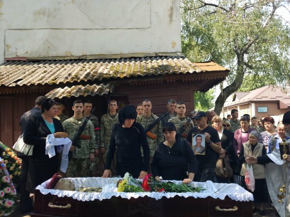 У гроба с погибшим бойцом Сергеем Горбачем стоят его жена Руслана и сестра Ольга. Прощаются у дома воєнного в Житомире