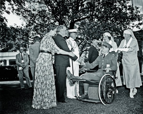 21 травня 1936 року президент США Франклін Рузвельт із дружиною Елеонорою спілкуються з ветераном-інвалідом на вечірці в саду Білого дому у Вашингтоні