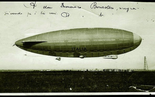 Дирижабль ”Італія” збудували 1927 року. Мав завдовжки 105 метрів і міг розвивати швидкість 90 кілометрів на годину