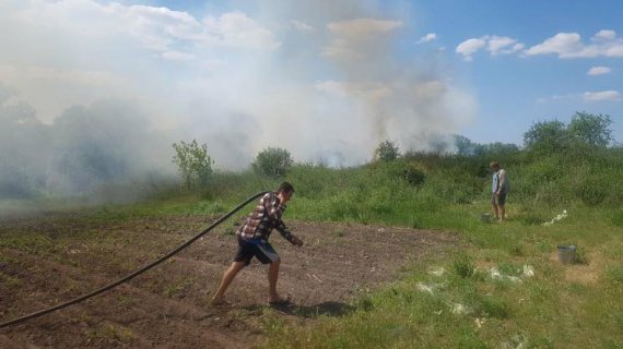 Огонь жители тушили водой, которую набирали из скважины ведрами