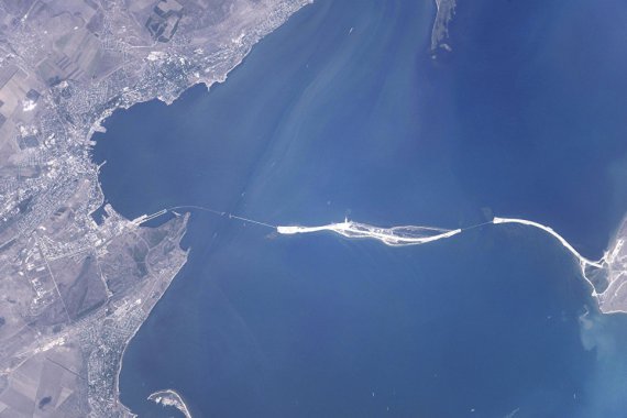 Керченский мост российские оккупанты строили с марта 2016 по май 2018 года.