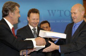 Президент Украины Виктор Ющенко (2005-2010 годы) и директор ВТО Паскаль Лами (2005-2013 годы)