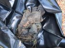Волонтери викопують речі загиблих під Іловайськом бійців, які виявили на Дніпропетровщині