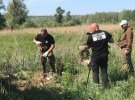 Волонтери викопують речі загиблих під Іловайськом бійців, які виявили на Дніпропетровщині
