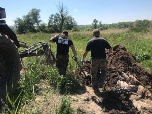 Волонтери викопують речі загиблих під Іловайськом бійців, які виявили на Дніпропетровщині