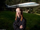 Брюс Кемпбелл 15 років мешкає у "холостяцькому гніздечку" зі списаного літака