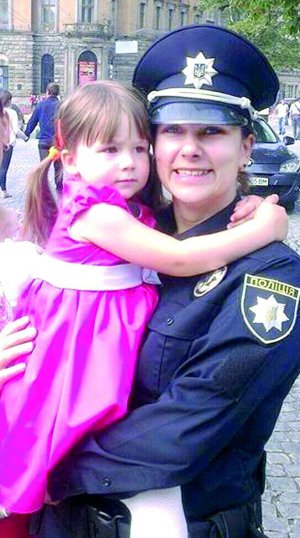 Львівська патрульна Тетяна Сорока обіймає 6-річну доньку. Під час чергування жінка отримала ножове поранення. У неї задіта печінка, втратила багато крові. Тиждень перебуває під наглядом лікарів
