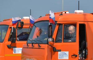 Президент Росії Володимир Путін сідає в КамАЗ перед поїздкою по мосту через Керченську протоку в анексованому Криму. Було встановлено 20 постів цілодобової ­охорони