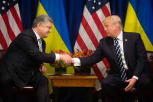 Петро Порошенко провів переговори з Дональдом Трампом у Нью-Йорку 21 вересня 2017 року. Він переконав американського президента надати Україні ”Джавеліни”