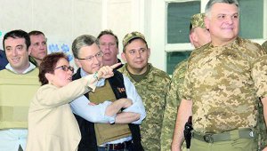 Посол Сполучених Штатів Америки Марі Йованович, американський спецпредставник Курт Волкер і командувач Об'єднаних сил Сергій Наєв (праворуч) обговорюють ситуацію на Донбасі. 15 травня, Слов'янськ, Донецька область