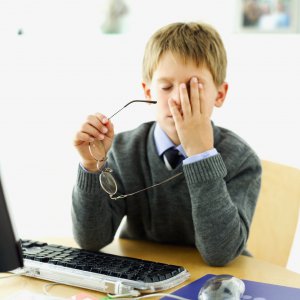 Випромінення від комп’ютерного монітору найбільше шкодить дітям. У них око ще не сформоване. Їм рекомендують робити вправи для очей 