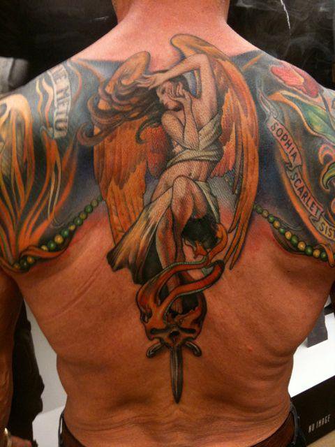 Спина Сильвестра Сталлоне з правильним татуюванням