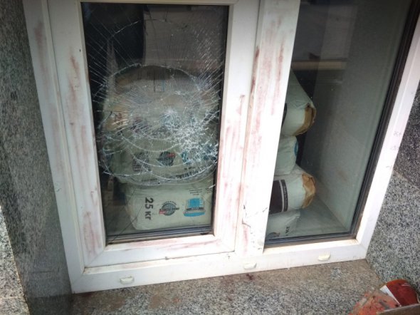 Разбитое стекло в Свято-Сретенской церкви Киевского патриархата