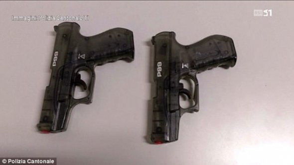 Два пістолети, які збентежили очевидців
