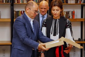 Порошенко вишивала рушник у компанії з Геннадієм Трухановим. Фото: ДУМСКАЯ