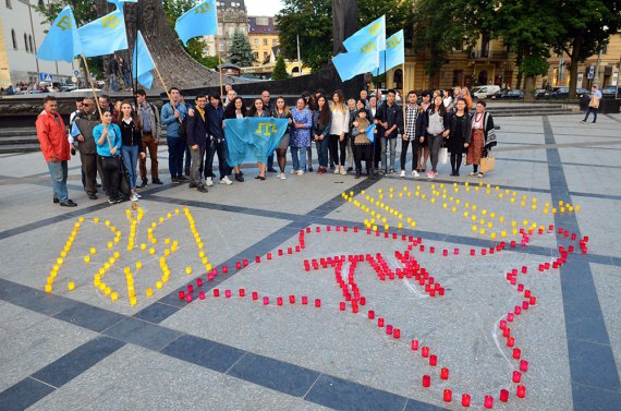 З вогників свічок зобразили Кримський півострів з числом 74 та контури Тамга і Тризуба