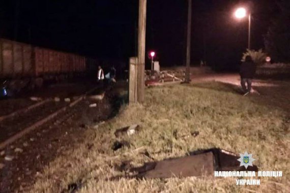 На Франковщине автомобиль столкнулся с поездом, один человек погиб