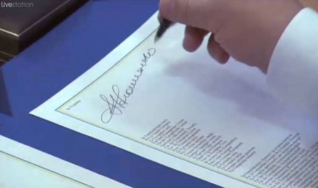 Петро Порошенко підписує Угоду про асоціацію з ЄС, 27 червня 2014 року