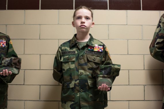 Показали, как из подростков в США воспитывают солдат