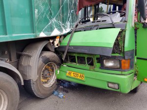 На Дніпропетровщині внаслідок дорожньо-транспортної пригоди постраждали 22 людей, з них 3 дитини