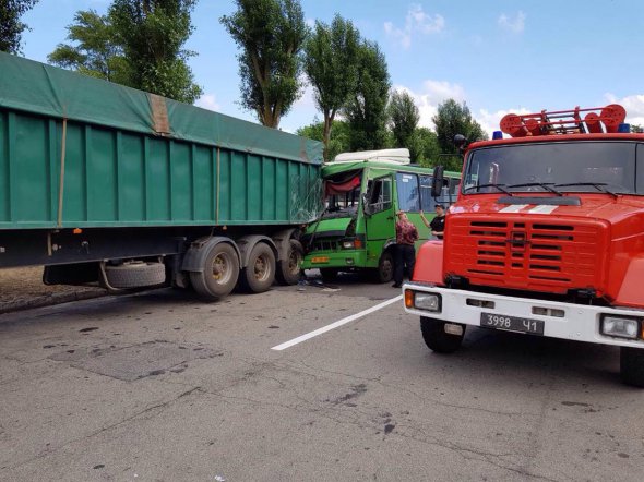На Дніпропетровщині внаслідок дорожньо-транспортної пригоди постраждали 22 людей, з них 3 дитини