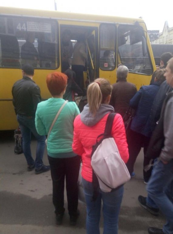 Во Львове водитель маршрутного такси №44 потерял сознание во время движения
