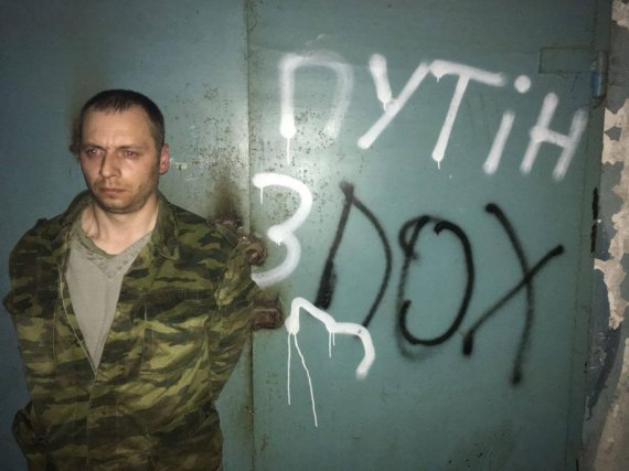 Украинские военные во время боя на Донбассе захватили в плен трех боевиков