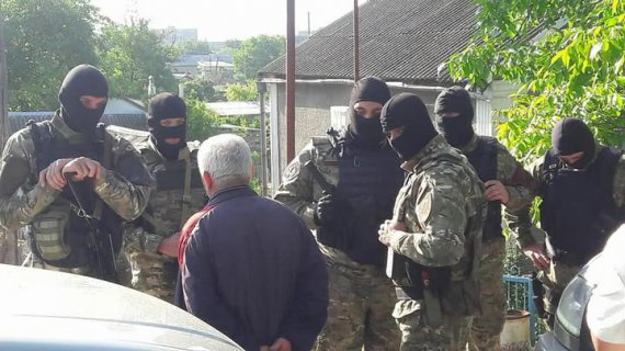 Російські окупанти-силовики проводять обшуки вдома в активіста "Кримської солідарності" Сервера Мустафаєва в Бахчисараї та у Едема Смаілова в селі Долинне.