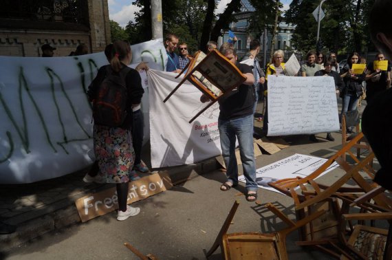 Акція "Годі сидіти!" з вимогою звільнити Олега Сенцова та інших політв'язнів перед стінами адміністрації Порошенка