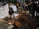 Акция "Хватит сидеть!" с требованием освободить Олега Сенцова и других политзаключенных перед стенами администрации Порошенко