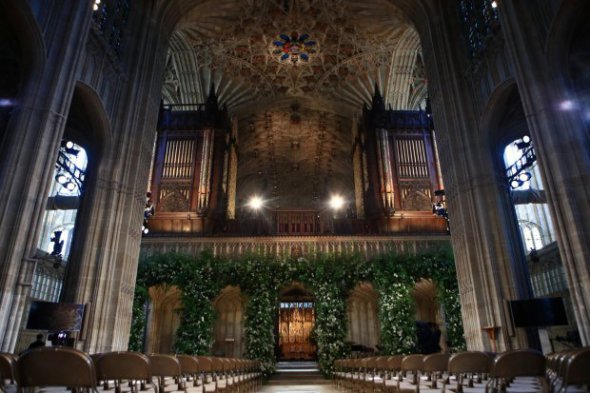 Квіти прикрашають передню частину горища органу всередині каплиці Св. Георгія у замку Віндзор.