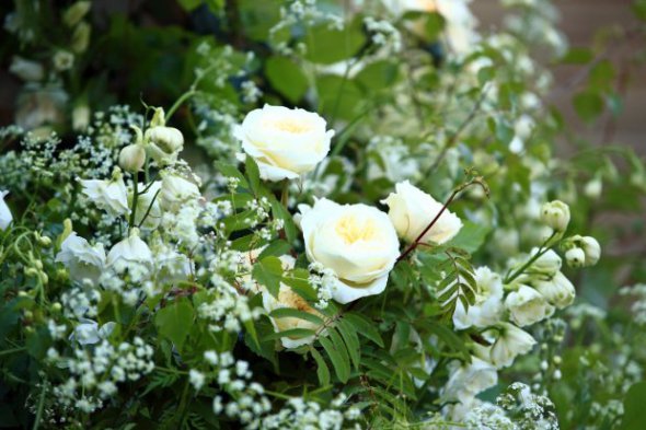 Цветы имели особое значение еще до того, как они появились в субботу. Букет состоял из белых садовых роз, которые очень любила покойная принцесса Диана.