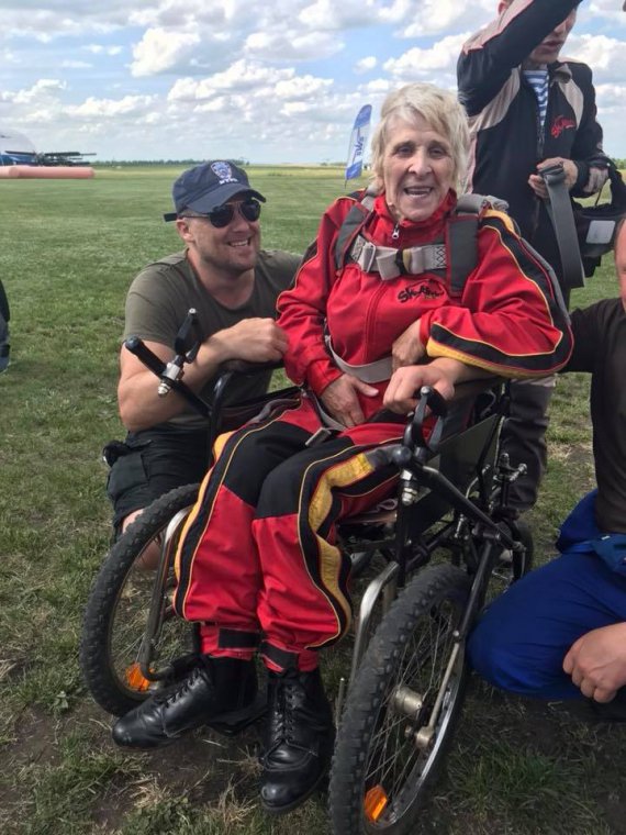 71-летняя женщина в свой день рождения прыгнула с парашютом