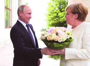 Перед початком зустрічі президент Росії Володимир Путін вручив канцлеру Німеччини Анґелі Меркель букет білих троянд. 18 травня, Сочі