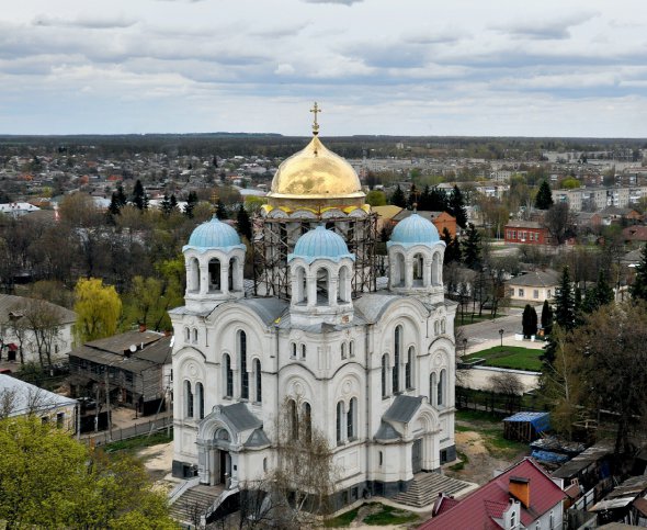 У Глухові реконструюють дах на банях Трианастасіївської церкви. Це найбільший храм міста. Його збудували 1717 року. Іконостас зроблений із білого італійського мармуру. Мер міста Мішель Терещенко каже, що офіційних дозволів на роботи служителі храму не брали. Поряд – Спасо-Преображенська церква. Її звели 1765 року