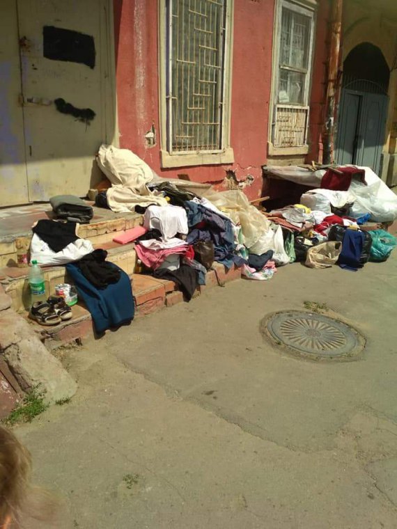 В Одесі сусіди відібрали квартиру у жінки, викинувши її речі на вулицю