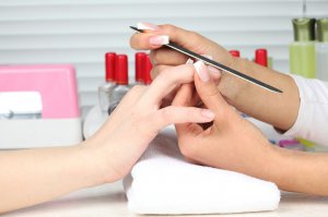 Чим небезпечний манікюр в салонах краси