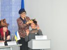 Офіційний стиліст фестивалю Світлана Савєльєва одягає унікальний капелюшок на керівника молодіжного прес-центру Юлію Скоробагач
