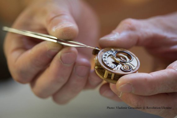Деревянные часы мастер изготавливает от 3 до 6 месяцев
