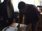 Сотрудники СБУ в Полтавском педуниверситете задержали преподавателя, который взял от студентов 66 тыс. грн взятки