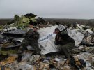 Боевики позируют на фоне обломков самолета