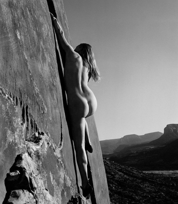Дин Фидельман с 1999 года снимал обнаженных женщин на скалах