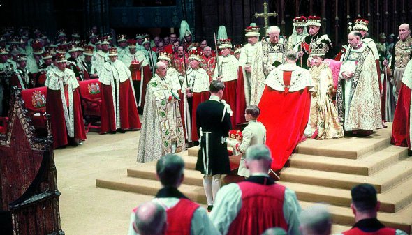 Коронація Єлизавети ІІ була першою в історії Великої Британії церемонією, яку транслювали в прямому ефірі по телебаченню. Подію переглянули 27 мільйонів людей